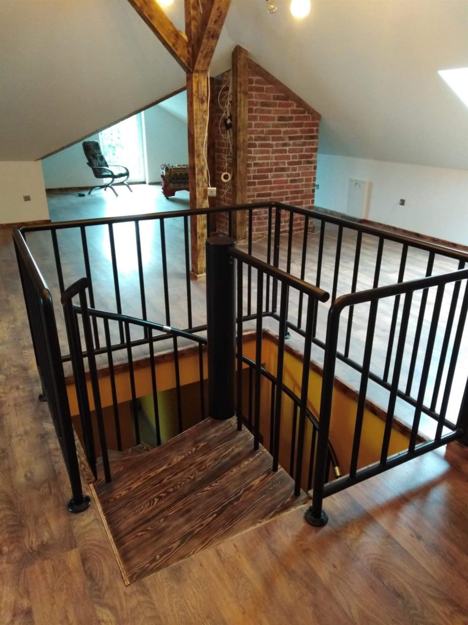Balustrada loftowa przy schodach drewnianych
