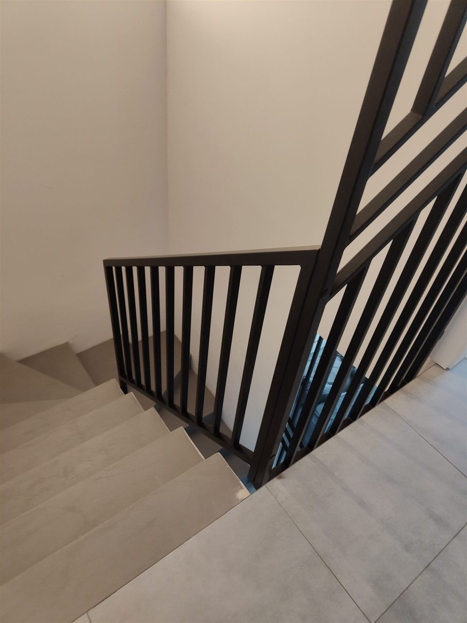 Balustrada przy schodach kamiennych