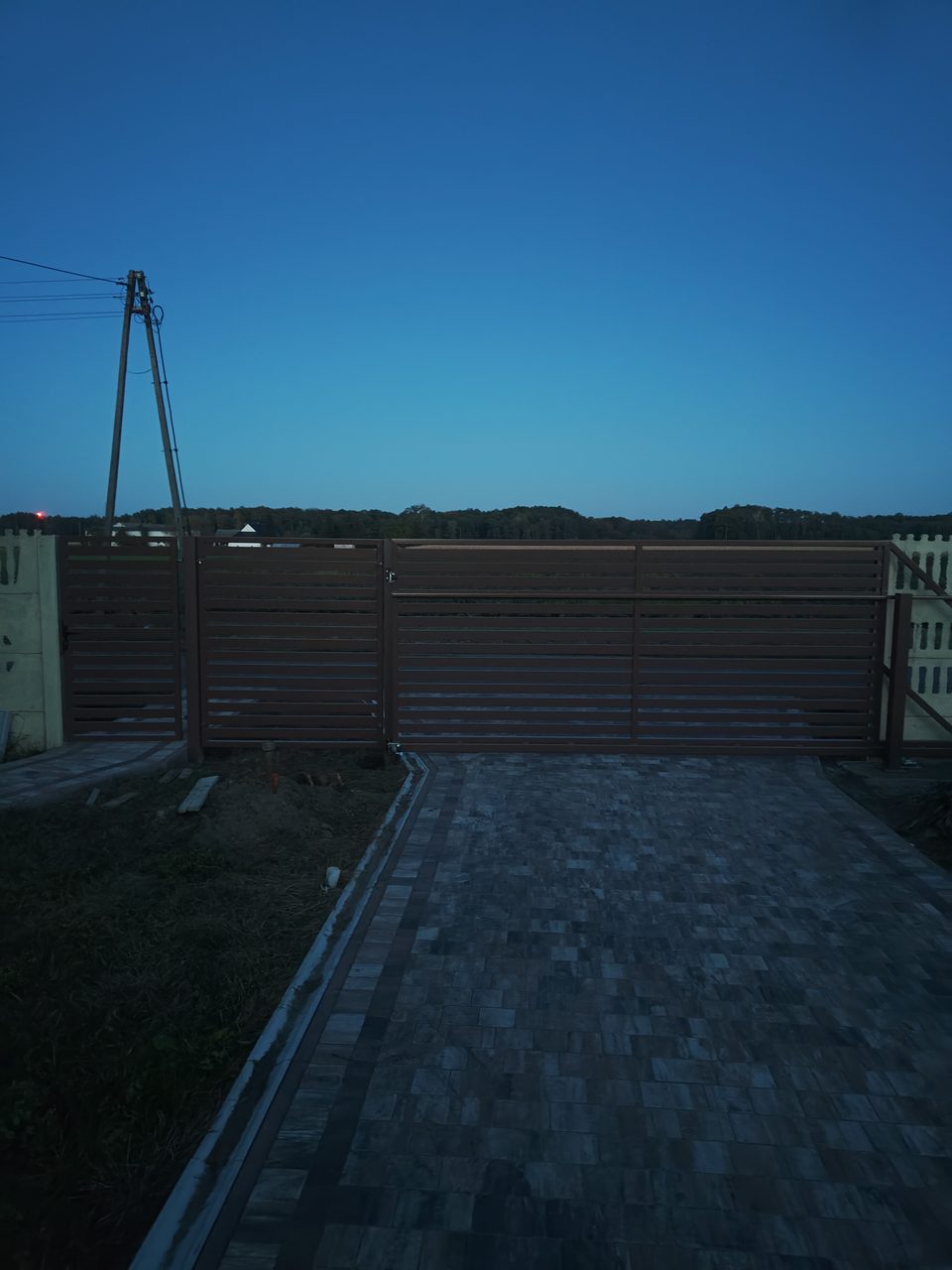 Brama i furtka z poziomymi lamelami