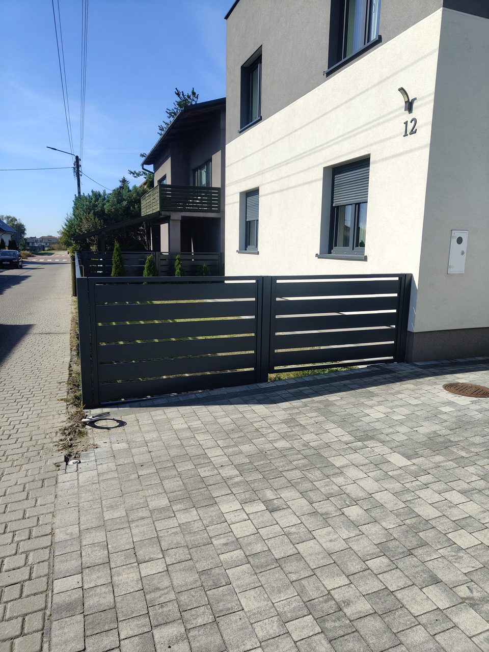 Brama z poziomymi lamelami w kolorze antracyt
