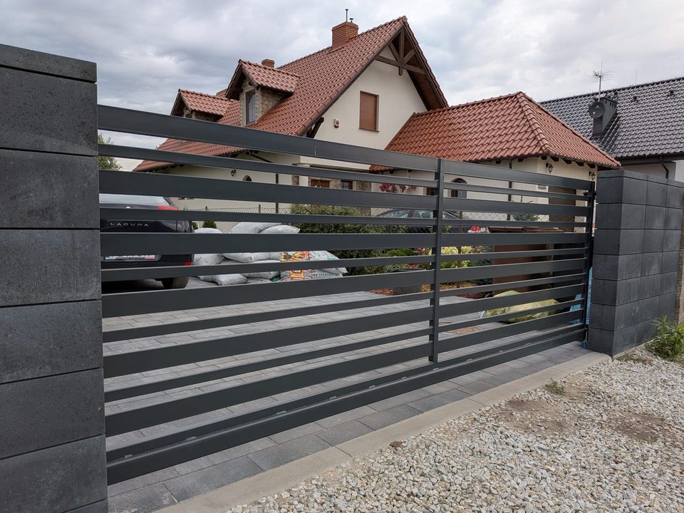 Nowoczesna brama przesuwna antracytowa