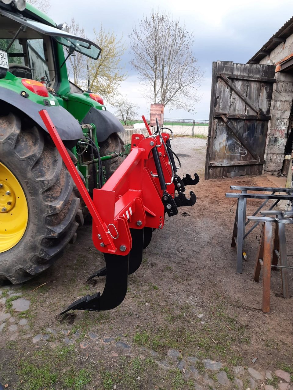 Głębosz czerwony przy traktorze