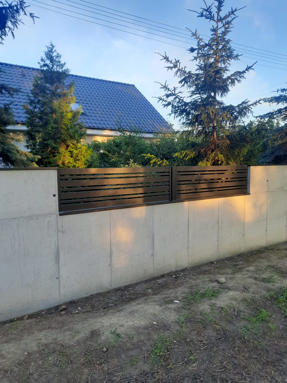 Ogrodzenie z lamelami i panelami betonowymi