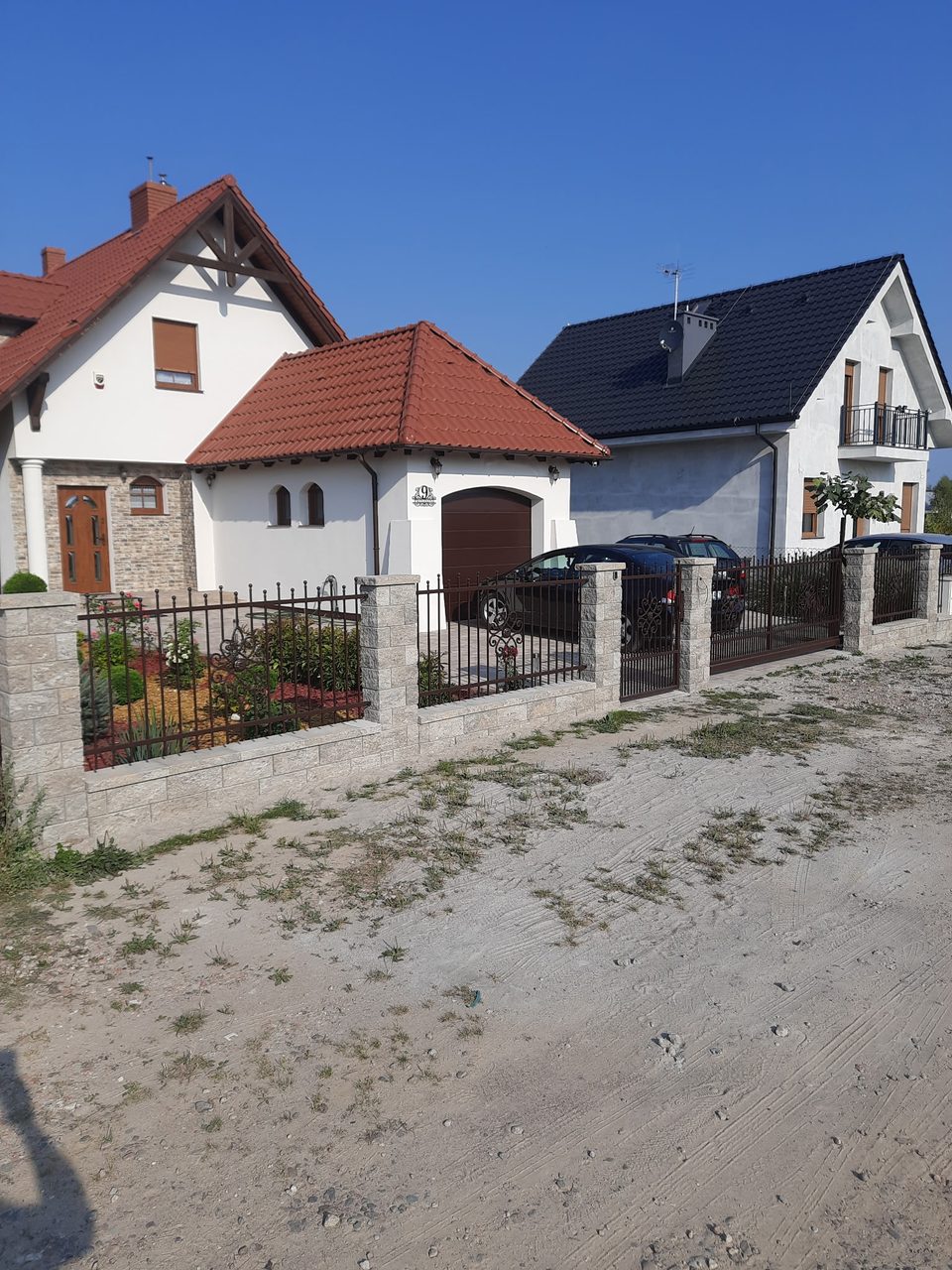 Ogrodzenie ozdobne frontowe ze słupkami z bloczków