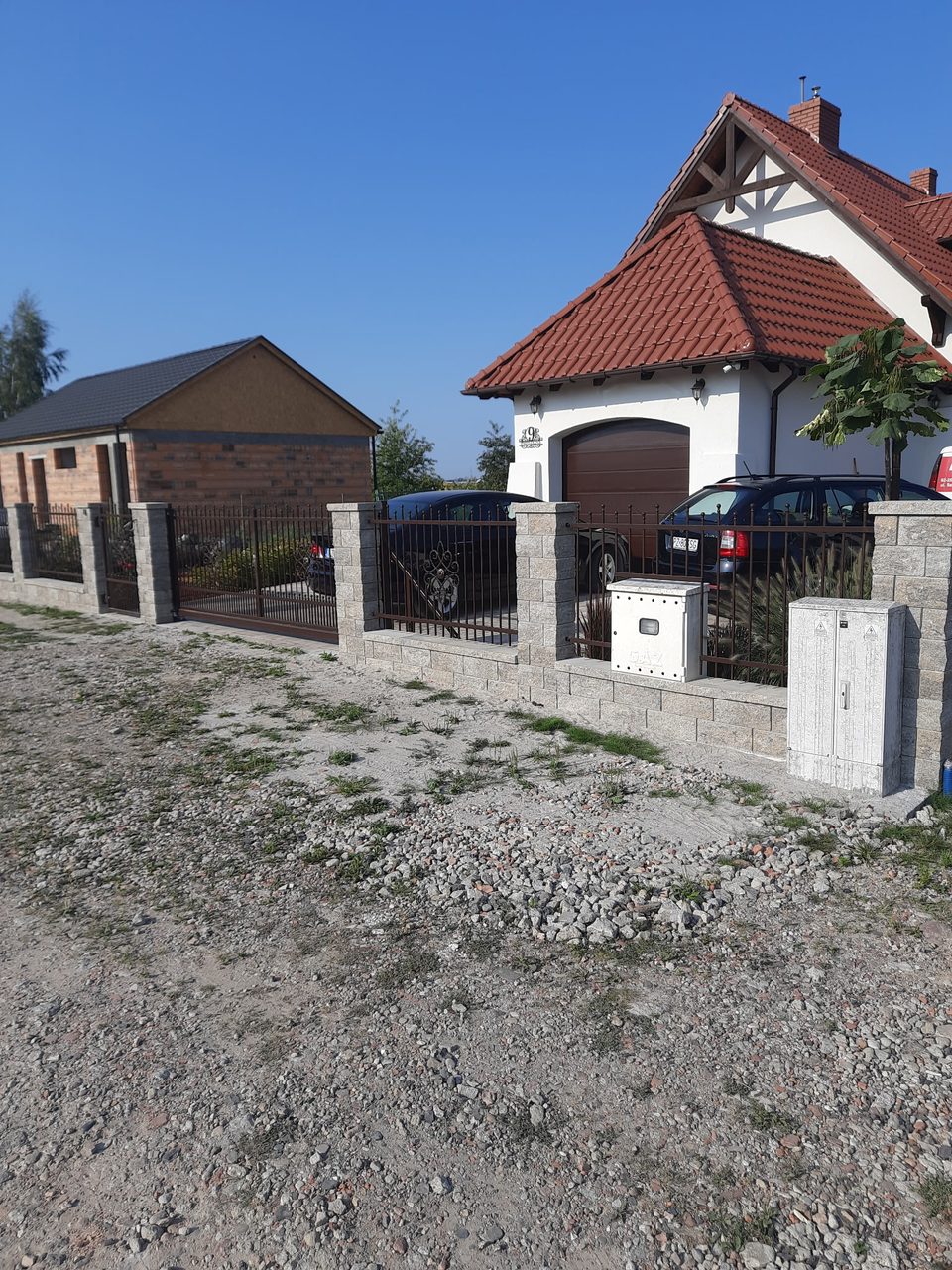 Ogrodzenie pionowe ze słupkami z szarych bloczków