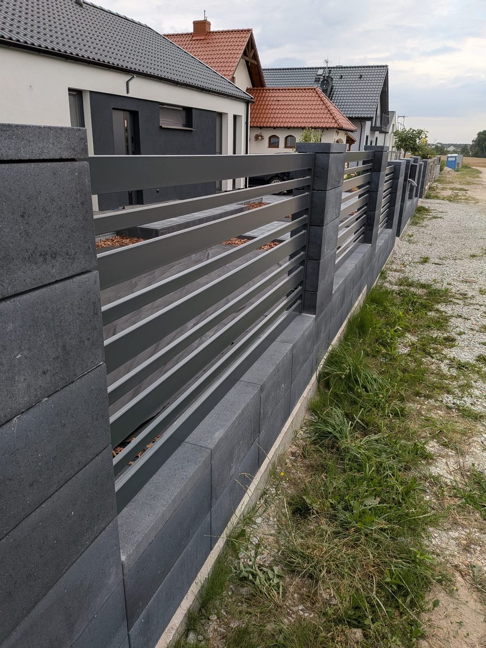 Ogrodzenie poziome ze słupkami betonowymi