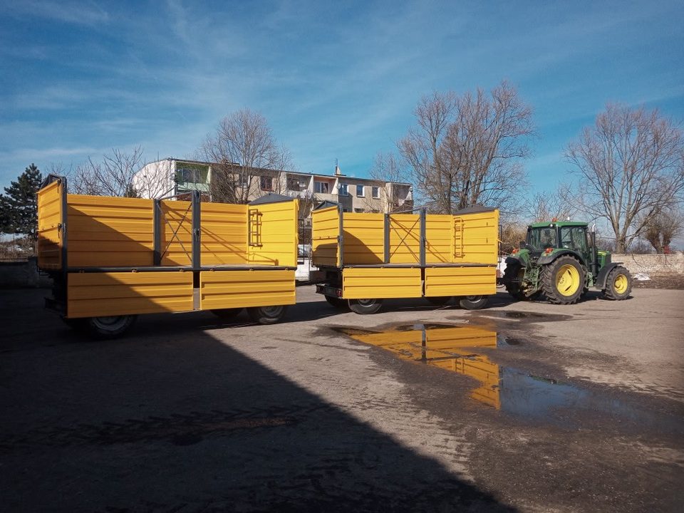 Żółte przyczepy rolnicze tandem
