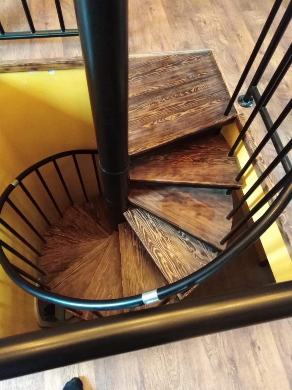 Schody spiralne z czarną balustradą